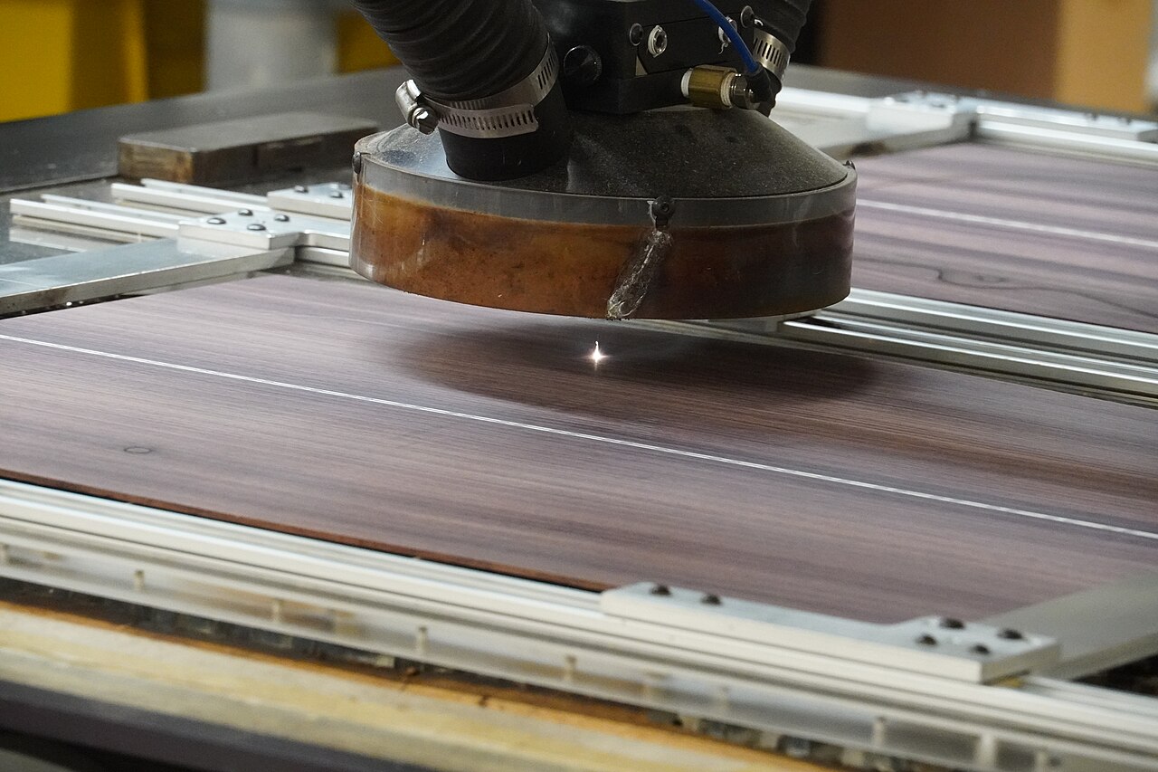 هد دستگاه برش لیزر CNC در حال کار روی کارت ویزیت چوبی