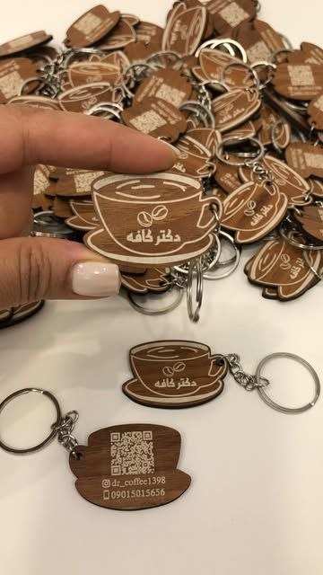 جاکلیدی چوبی برش لیزری به شکل هواپیما با حکاکی نام برند